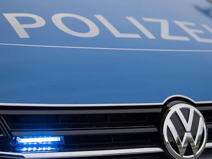 Ein Blaulicht leuchtet an einer Polizeistreife. Foto: Lino Mirgeler/dpa/Archivbild