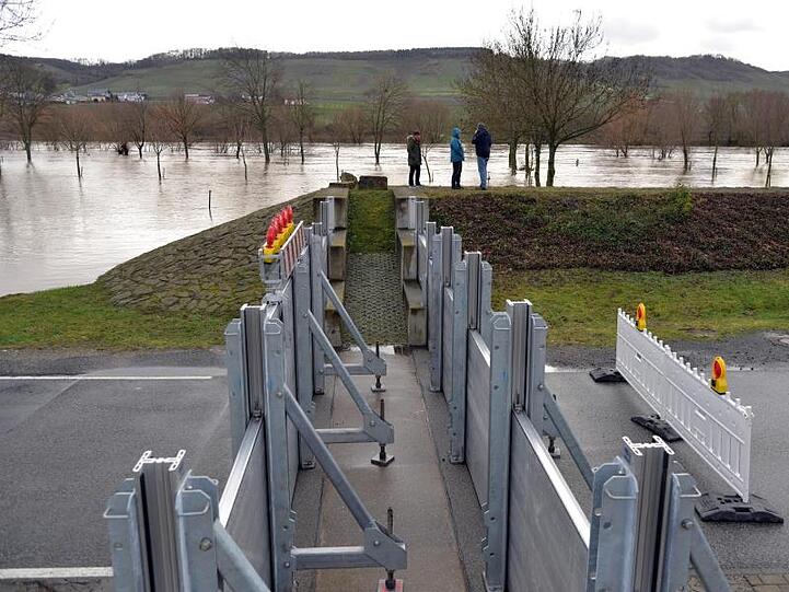Eine Spundwand soll verhindern, dass das Mosel-Wasser in den Ort Kesten überläuft.