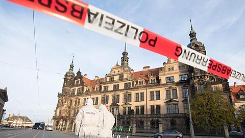 Mitarbeiter der Spurensicherung nach der Tat vor dem Residenzschloss in Dresden.