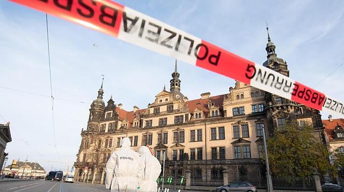 Mitarbeiter der Spurensicherung nach der Tat vor dem Residenzschloss in Dresden.
