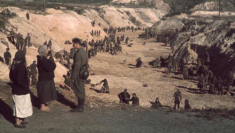 Russische Kriegsgefangene mussten nach dem Morden der Deutschen das Massengrab in Babi Jar bei Kiew zuschütten. Russische Kriegsgefangene mussten nach dem Morden der Deutschen das Massengrab in Babi Jar bei Kiew zuschütten.