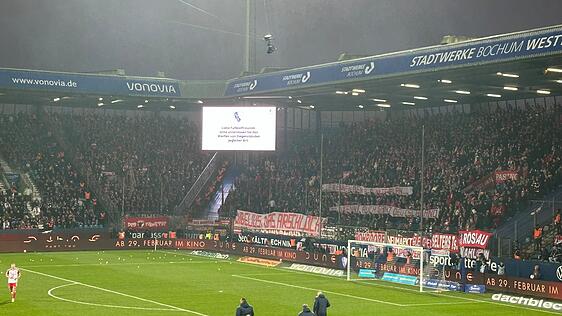 Fans des FC Bayern und des VfL Bochum sorgen für eine Spielunterbrechung in Bochum.