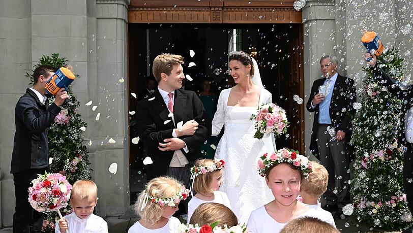 Glücklich nach dem Ja-Wort mit Seifenblasen vor der Kirche im Vorarlberger Hohenems: Brautpaar Leonie Gräfin von Waldburg-Zeil-Hohenems und ihr Mann Caspar Graf von Matuschka.