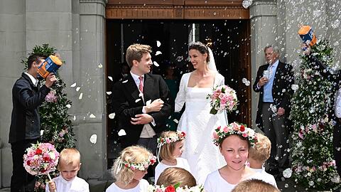 Glücklich nach dem Ja-Wort mit Seifenblasen vor der Kirche im Vorarlberger Hohenems: Brautpaar Leonie Gräfin von Waldburg-Zeil-Hohenems und ihr Mann Caspar Graf von Matuschka.