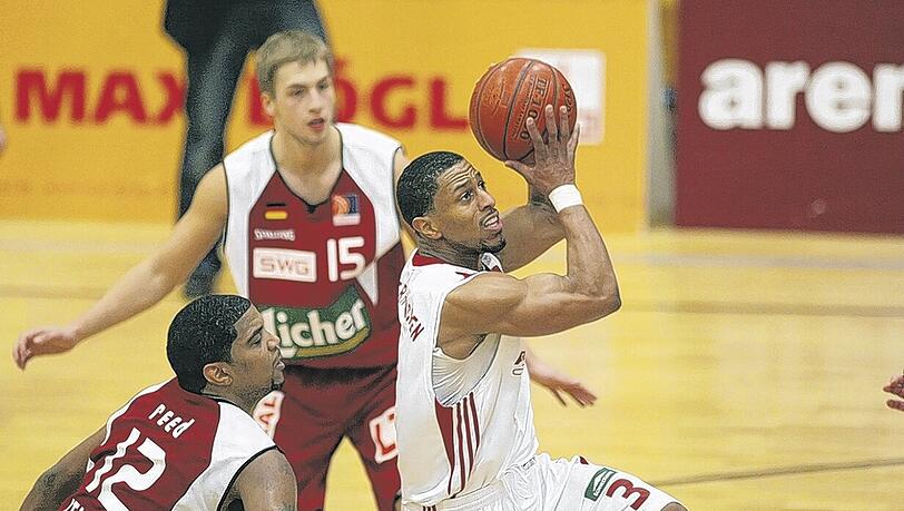 Mit bislang 16,7 Punkten pro Spiel der Topscorer der Bayern-Basketballer in der Zweiten Liga Pro A: Kelvin Parker (r.), der vor der Saison aus Rhöndorf geholt wurde.Foto: sampics/Augenklick Mit bislang 16,7 Punkten pro Spiel der Topscorer der Bayern-Basketballer in der Zweiten Liga Pro A: Kelvin Parker (r.), der vor der Saison aus Rhöndorf geholt wurde.Foto: sampics/Augenklick