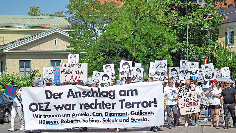 Trauermarsch von Hinterbliebenen und Freunden im Jahr 2022: "Der Anschlag am OEZ war rechter Terror", steht auf ihrem Banner. Ein Theaterstück zeigt, wie Angehörige seit Jahren für Aufklärung kämpfen. Trauermarsch von Hinterbliebenen und Freunden im Jahr 2022: "Der Anschlag am OEZ war rechter Terror", steht auf ihrem Banner. Ein Theaterstück zeigt, wie Angehörige seit Jahren für Aufklärung kämpfen.