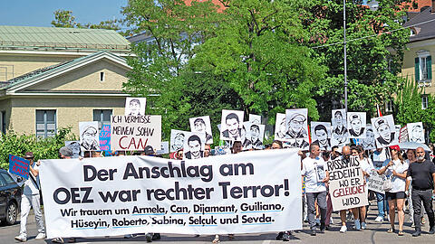 Trauermarsch von Hinterbliebenen und Freunden im Jahr 2022: "Der Anschlag am OEZ war rechter Terror", steht auf ihrem Banner. Ein Theaterstück zeigt, wie Angehörige seit Jahren für Aufklärung kämpfen.