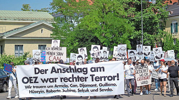 Trauermarsch von Hinterbliebenen und Freunden im Jahr 2022: "Der Anschlag am OEZ war rechter Terror", steht auf ihrem Banner. Ein Theaterstück zeigt, wie Angehörige seit Jahren für Aufklärung kämpfen.