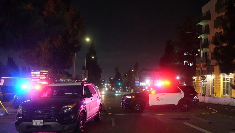 Viele Menschen wurden verletzt, als ein Auto vor einem Club in Hollywood in die Menge fuhr.
