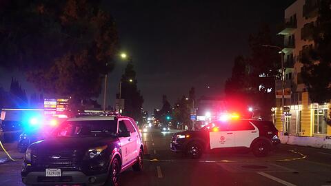Viele Menschen wurden verletzt, als ein Auto vor einem Club in Hollywood in die Menge fuhr.