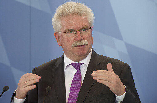 Bayern/ Der bayerische Wirtschaftsminister Martin Zeil (FDP) spricht am Dienstag (17.07.12) in der Bayerischen Staatskanzlei in Muenchen auf der Pressekonferenz nach einer Sitzung des bayerischen Kabinetts. Bayerns schwarz-gelbes Kabinett hat eine Klage gegen den Laenderfinanzausgleich beim Bundesverfassungsgericht beschlossen. Die Klage soll bis Jahresende eingereicht werden, mit einer Entscheidung wird fruehestens 2014 gerechnet.