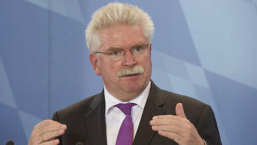 Bayern/ Der bayerische Wirtschaftsminister Martin Zeil (FDP) spricht am Dienstag (17.07.12) in der Bayerischen Staatskanzlei in Muenchen auf der Pressekonferenz nach einer Sitzung des bayerischen Kabinetts. Bayerns schwarz-gelbes Kabinett hat eine Klage gegen den Laenderfinanzausgleich beim Bundesverfassungsgericht beschlossen. Die Klage soll bis Jahresende eingereicht werden, mit einer Entscheidung wird fruehestens 2014 gerechnet. Bayern/ Der bayerische Wirtschaftsminister Martin Zeil (FDP) spricht am Dienstag (17.07.12) in der Bayerischen Staatskanzlei in Muenchen auf der Pressekonferenz nach einer Sitzung des bayerischen Kabinetts. Bayerns schwarz-gelbes Kabinett hat eine Klage gegen den Laenderfinanzausgleich beim Bundesverfassungsgericht beschlossen. Die Klage soll bis Jahresende eingereicht werden, mit einer Entscheidung wird fruehestens 2014 gerechnet.