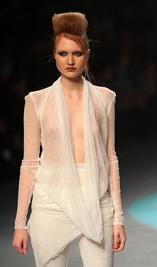 Weitere heiße Looks auf den Catwalks in aller Welt