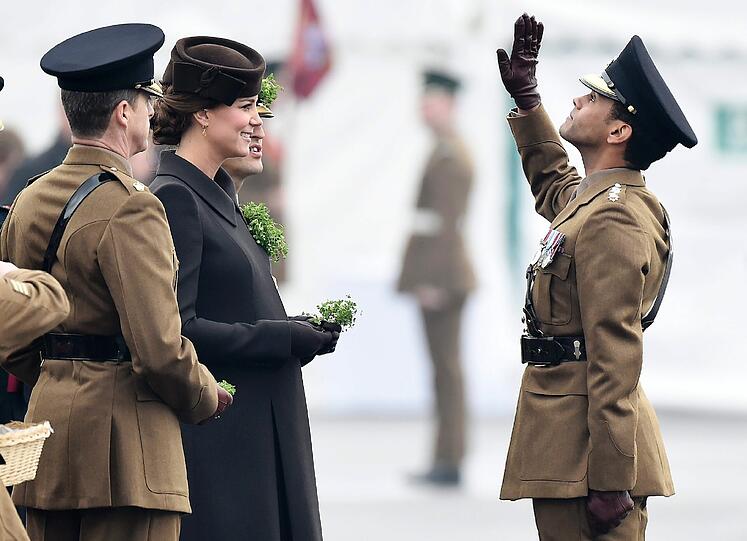 Herzogin Kate überreicht den Soldaten des Regiments Irish Guards am St. Patrick's Day  Sträußchen aus Kleeblättern