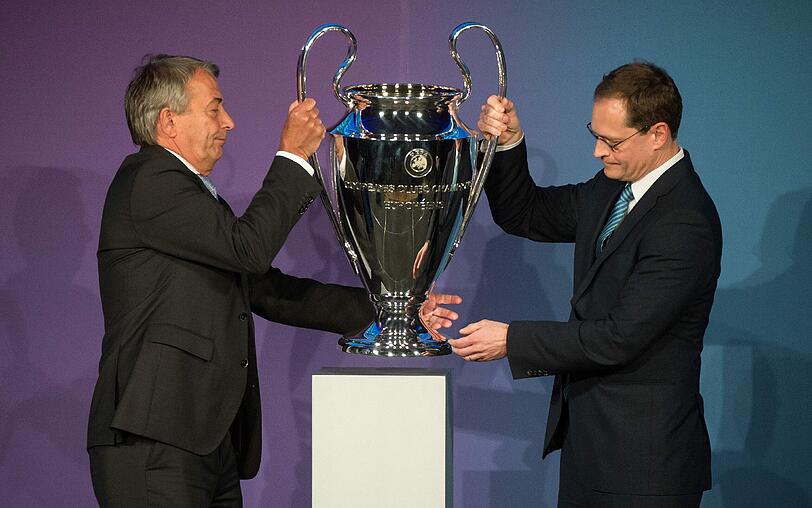 DFB-Präsident Wolfgang Niersbach (links) und Berlins Regierender Bürgermeister Michael Müller mit dem Champions-League-Pokal im Roten Rathaus von Berlin.