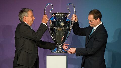 DFB-Präsident Wolfgang Niersbach (links) und Berlins Regierender Bürgermeister Michael Müller mit dem Champions-League-Pokal im Roten Rathaus von Berlin.