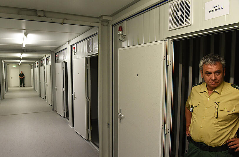 Der Abrams-Komplex dient als Container-Gefängnis, in denen vor Ort bis zu 200 Personen inhaftiert werden können. Gleichzeitig dient es als Polizei- und Justizzentrum.