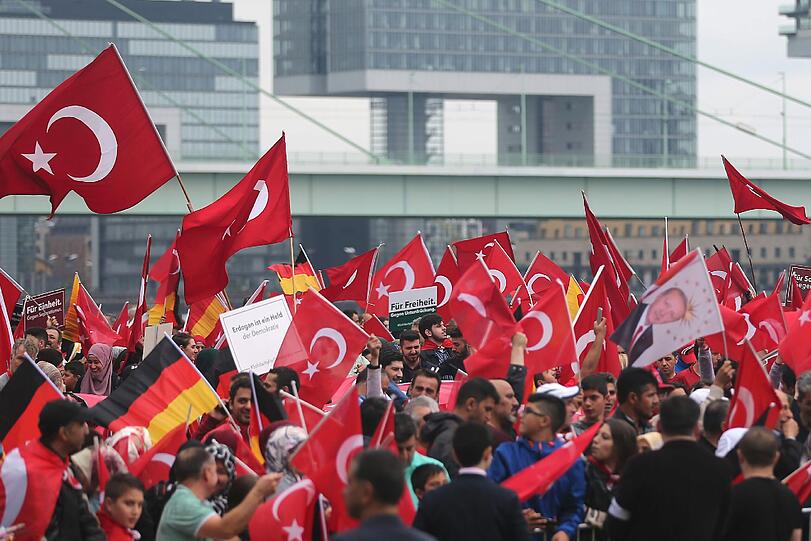 Ca. 30.000 Deutsch-Türken solidarisieren sich in Köln bei einer Kundgebung mit dem türkischen Staatspräsidenten Erdogan - die Bilder.