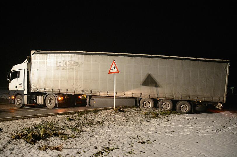 Der 18 Meter lange Lkw versperrte die Bundesstraße komplett.