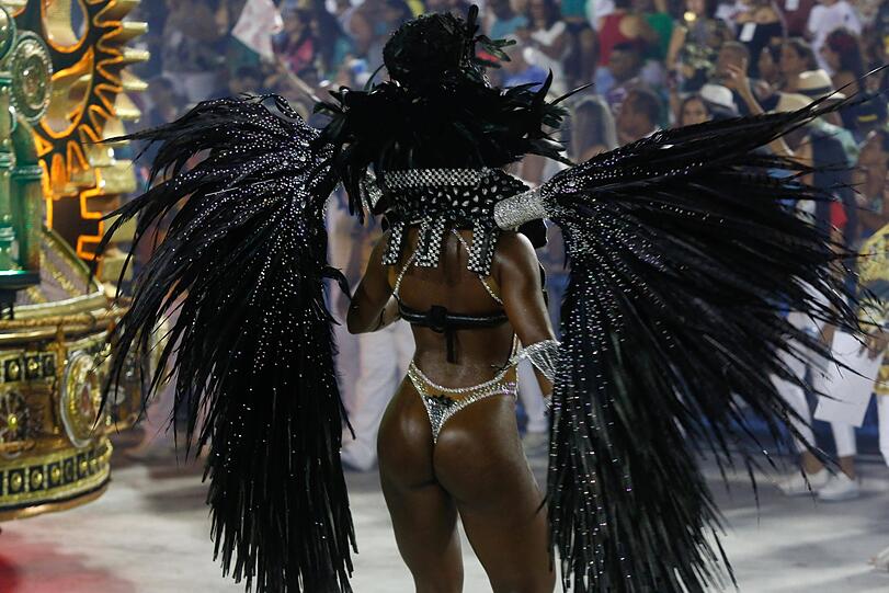 Athletische Tänzer, heiße Rhythmen und kunstvolle Kostüme - die Bilder vom Karneval aus dem Sambadrom in Rio de Janeiro.