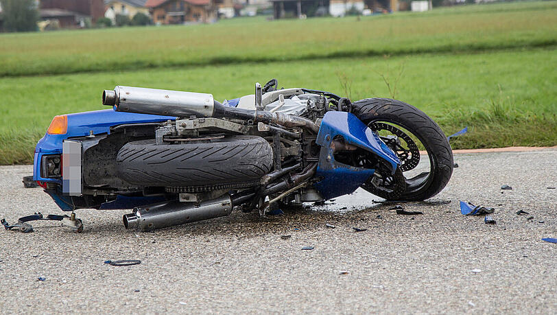 Ersthelfer alarmierten die Feuerwehr und den Rettungsdienst. Trotz intensiver Behandlung durch das BRK verstarb der Motorradfahrer noch an der Unfallstelle. Ersthelfer alarmierten die Feuerwehr und den Rettungsdienst. Trotz intensiver Behandlung durch das BRK verstarb der Motorradfahrer noch an der Unfallstelle.