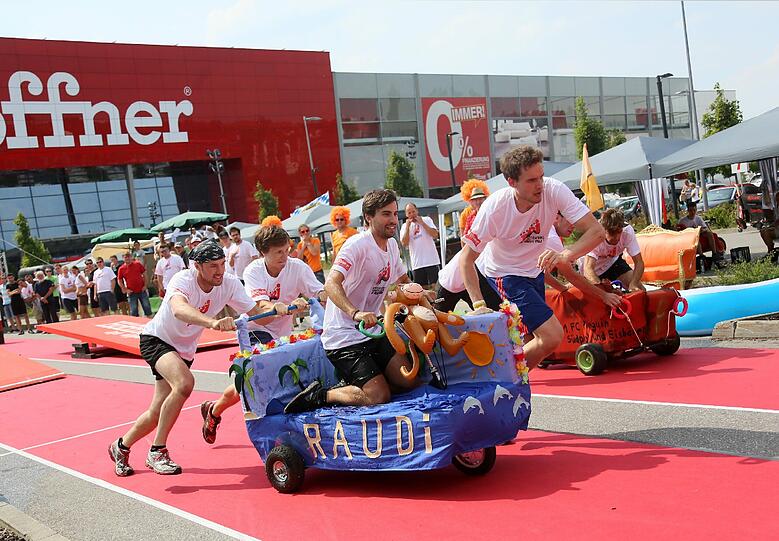 Sofa-Rennen in Freiham. Die Bilder.