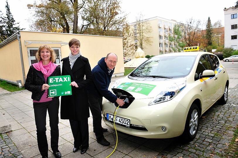 Birgit Schuon, Stabsstelle Ökologie des Städtischen Klinikums München, Linda Kahlbaum,
Projektleiterin bei Ubitricity, und Taxiunternehmer Norbert Müller (v.l.) freuen sich, dass das Projekt
&bdquo;SmartLogistik-Med&ldquo; Fahrt aufnimmt.
