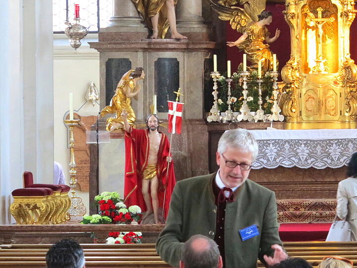 Kein Wunder, sondern hunderte heitere Papiertauben habe ich in der Heilig Geist Kirche am Viktualienmarkt fotografiert.