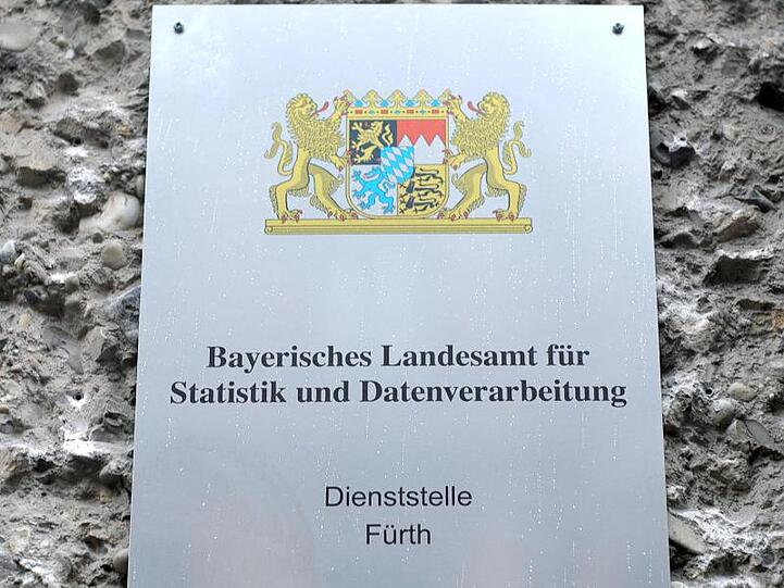 Ein Schild mit der Aufschrift "Bayerisches Landesamt für Statistik und Datenverarbeitung". Foto: picture alliance / dpa/Archivbild