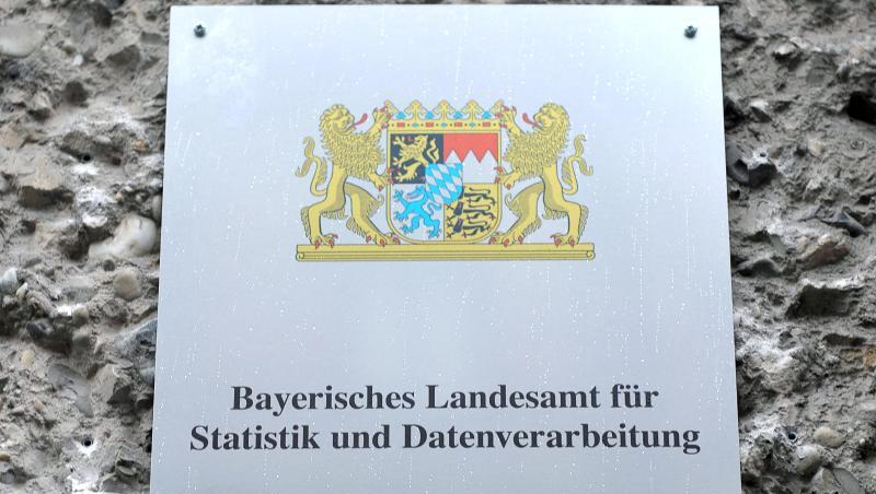 Ein Schild mit der Aufschrift "Bayerisches Landesamt für Statistik und Datenverarbeitung". Foto: picture alliance / dpa/Archivbild Ein Schild mit der Aufschrift "Bayerisches Landesamt für Statistik und Datenverarbeitung". Foto: picture alliance / dpa/Archivbild