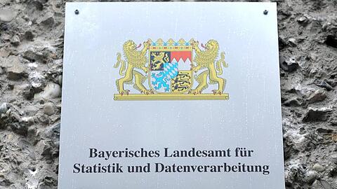 Ein Schild mit der Aufschrift "Bayerisches Landesamt für Statistik und Datenverarbeitung". Foto: picture alliance / dpa/Archivbild