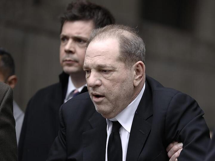 Harvey Weinstein am Montag auf dem Weg ins Gerichtsgebäude in New York.