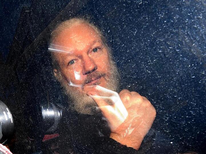 Julian Assange nach seiner Festnahme durch die britische Polizei in London.
