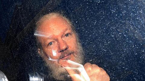 Julian Assange nach seiner Festnahme durch die britische Polizei in London.