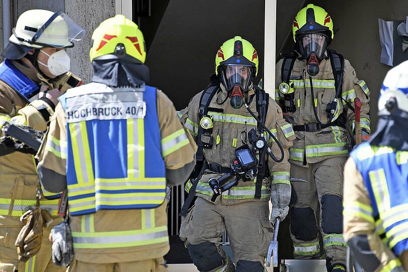 Feuerwehren aus den Landkreisen München und Freising sowie der Stadt München (40-Tonnen-Mobilkran) waren im Einsatz.