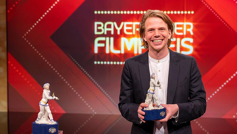 Der 39-jährige Schweizer Filmregisseur gewann nach seinem Studium an der Münchner HFF für sein Debüt "Hell" 2011 den Förderpreis Deutscher Film. Zehn Jahre später ist jetzt "Tides" fertig. Der 39-jährige Schweizer Filmregisseur gewann nach seinem Studium an der Münchner HFF für sein Debüt "Hell" 2011 den Förderpreis Deutscher Film. Zehn Jahre später ist jetzt "Tides" fertig.