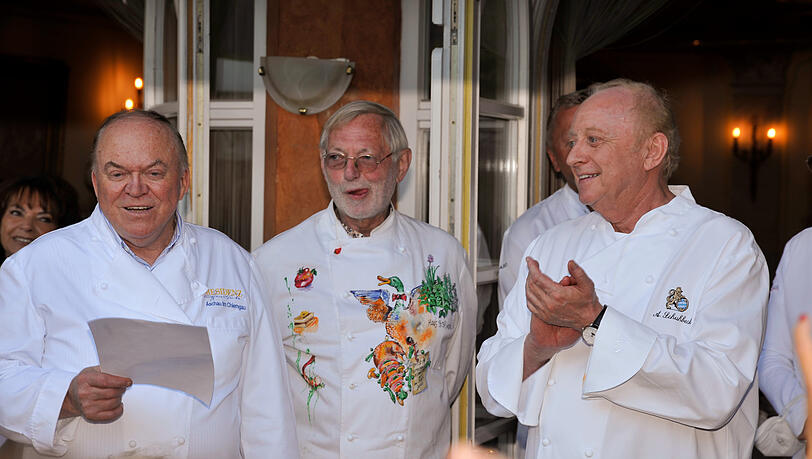 Feiern mit Freunden: Heinz Winkler mit Hans-Peter Wodarz (M.) und Alfons Schuhbeck (r.). Feiern mit Freunden: Heinz Winkler mit Hans-Peter Wodarz (M.) und Alfons Schuhbeck (r.).