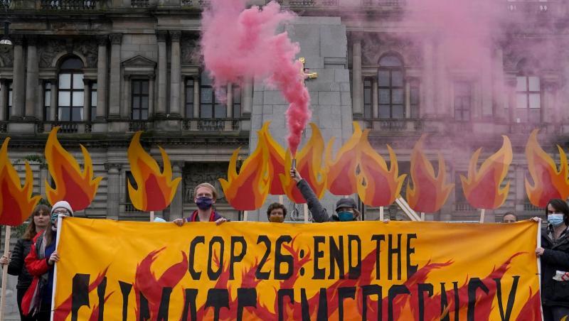 Klimaaktivisten haben den George Square in Glasgow vor der Weltklimakonferenz mit einer Kunstinstallation aus künstlichen Flammen, Rauch, Bannern und riesigen Feuerlöschern "in Brand gesetzt".