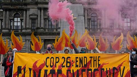 Klimaaktivisten haben den George Square in Glasgow vor der Weltklimakonferenz mit einer Kunstinstallation aus k&uuml;nstlichen Flammen, Rauch, Bannern und riesigen Feuerl&ouml;schern "in Brand gesetzt".