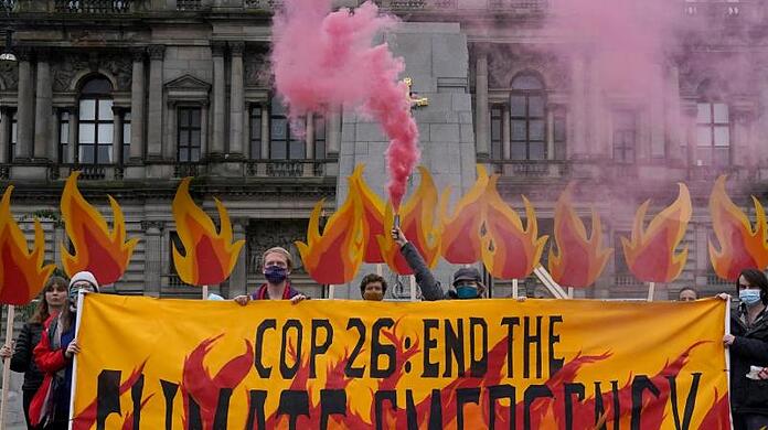 Klimaaktivisten haben den George Square in Glasgow vor der Weltklimakonferenz mit einer Kunstinstallation aus künstlichen Flammen, Rauch, Bannern und riesigen Feuerlöschern "in Brand gesetzt".