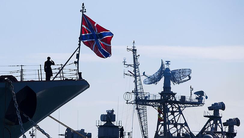 Ein russischer Matrose (links) salutiert am Bug des Raketenkreuzers "Moskwa". Ein russischer Matrose (links) salutiert am Bug des Raketenkreuzers "Moskwa".
