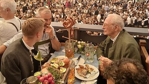 Herzog Franz (r.) und Partner Thomas Greinwald im Gespräch mit Münchens Bürgermeister Dominik Krause (l.).