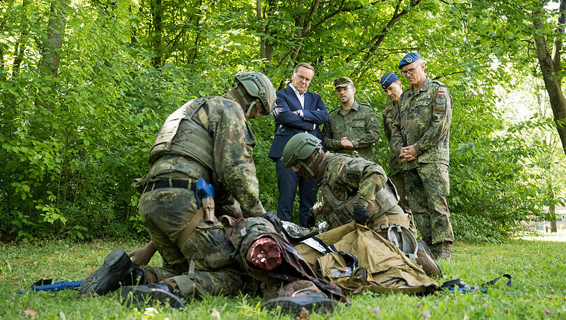 Pistorius (l, stehend) beobachtet eine Simulation zur Ersten Hilfe in Gefechtssituationen. Er hat sich mit eigenen Augen davon überzeugt, wie "realitätsnah" die Sanitätsakademie der Bundeswehr ausbildet.