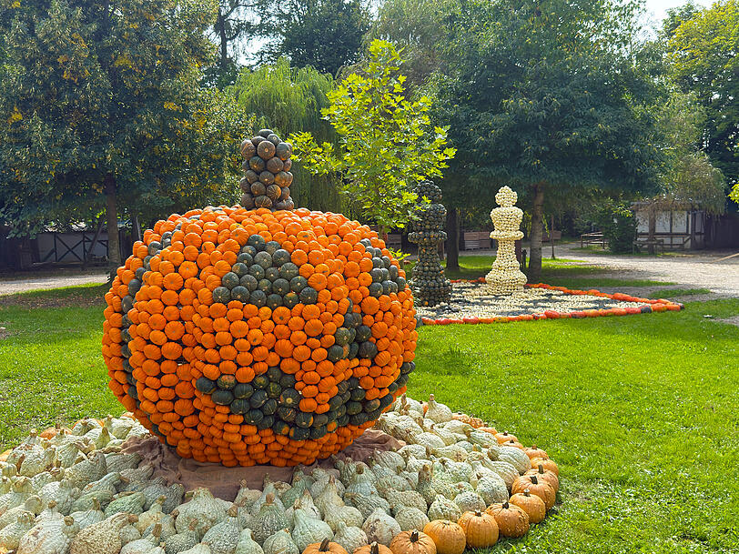 Ein riesiger Halloween-Kürbis ist ebenfalls vertreten. Ein riesiger Halloween-Kürbis ist ebenfalls vertreten.