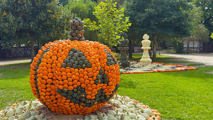 Ein riesiger Halloween-Kürbis ist ebenfalls vertreten. Ein riesiger Halloween-Kürbis ist ebenfalls vertreten.