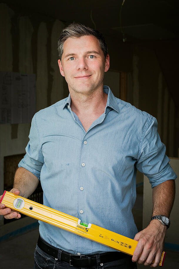 Tobias Beuler ist Bausachverständiger. Er rät, bei der Sanierung nicht am falschen Ende zu sparen und sich von Experten helfen zu lassen. Tobias Beuler ist Bausachverständiger. Er rät, bei der Sanierung nicht am falschen Ende zu sparen und sich von Experten helfen zu lassen.