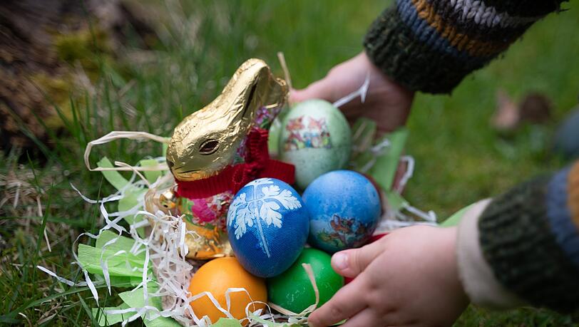 Ostereier lassen sich nach der Vorhersage des Deutschen Wetterdiensts im Trockenen suchen.