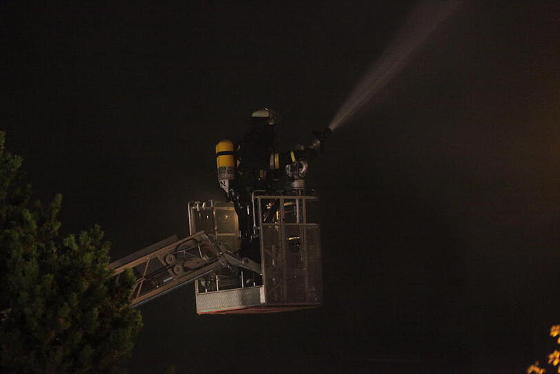 Wohnhaus und Pkw in Mühltal in Vollbrand. Bilder vom Großeinsatz der Feuerwehr.