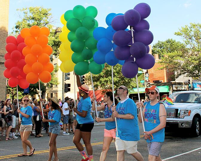 Schwule, Lesben und Transsexuelle bekennen sich offen zu ihrer Sexualität und tragen Luftballons in den Farben des Regenbogens auf der Pride Parade in Washington D.C.