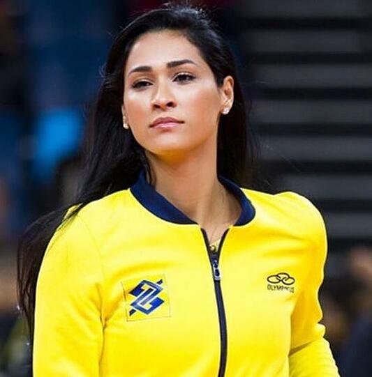 In der olympischen Sporthalle ist Jaqueline Carvalho anzutreffen. Was macht diese Frau wohl?